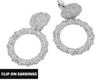 Strukturierte runde Ohrclips in Silber, leichtes Design (7 x 4,6 cm)