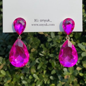 ピンクのクリップオンイヤリング、ピンクのクリスタルドロップイヤリング、クリップイヤリング、ステートメントイヤリング、ミニマルイヤリング、彼女へのクリスマスプレゼント、お母さんへのプレゼント