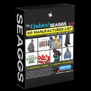 Peut inclure: Une image en noir et blanc d'une boîte de produit avec le titre "The Updated SEAGGS V2 VIP MANUFACTURER LIST 99 TOTAL RESOURCES". La boîte présente une variété d'articles vestimentaires, notamment des sweats à capuche, des t-shirts et des sweat-shirts. Le texte "34 MANUFACTURERS 41 GRAPHIC DESIGNERS" est également visible sur la boîte.