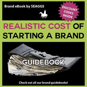 以下が含まれることがあります： 現金でいっぱいになった黒い革の財布で、前面に「GUIDEBOOK」の文字が書かれています。この画像は、「ブランドを始めるための現実的なコスト」というタイトルのブランド電子書籍のガイドブックの表紙で、ピンクの星形のグラフィックに「割引コードあり」と書いてあります。