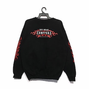 Puede incluir: Sudadera negra con llamas rojas y el texto "BIG BEAR CHOPPERS" en la espalda. Las mangas también tienen llamas rojas.