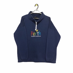 Puede incluir: Una sudadera azul marino con un logotipo bordado de colores que dice "Perth Western Australia" con un gráfico de sol amarillo.