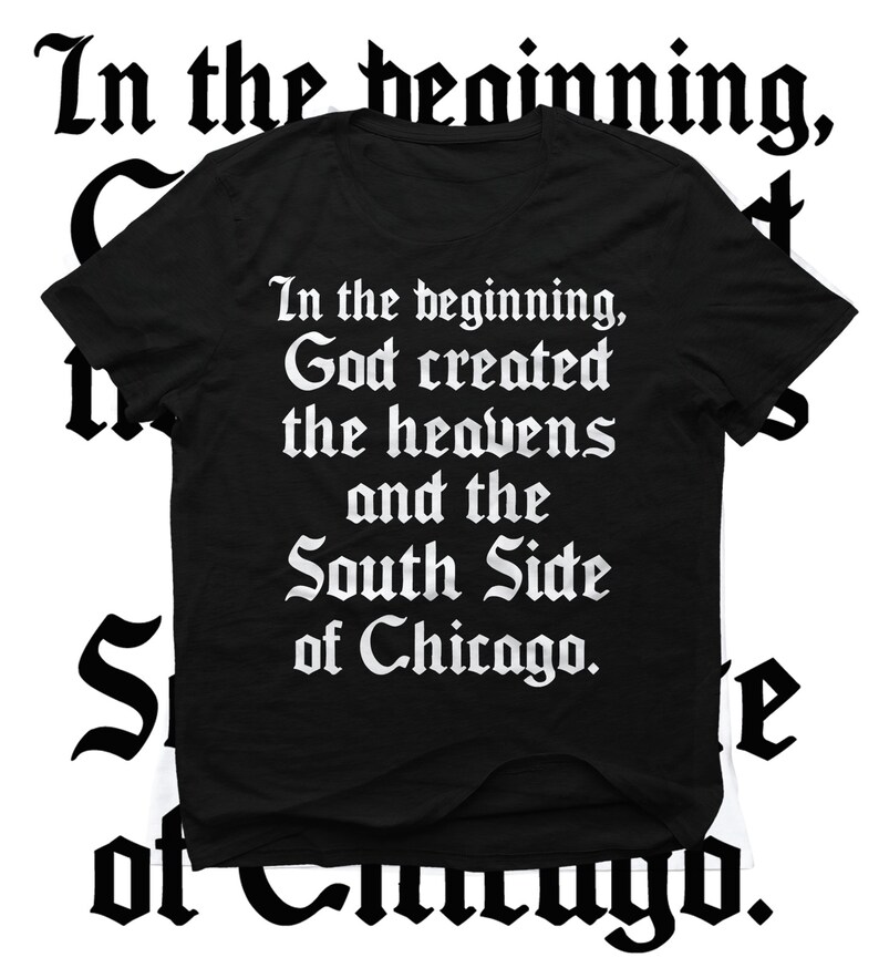 Puede incluir: Camiseta negra con texto blanco que dice "En el principio, Dios cre&oacute; los cielos y el South Side de Chicago."