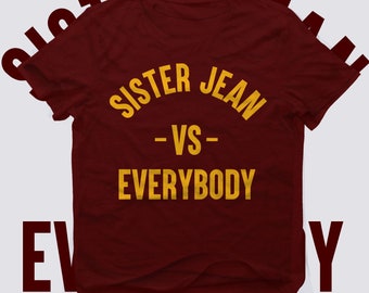 Könnte beinhalten: Ein maroonfarbenes T-Shirt mit dem Text "Sister Jean -vs- Everybody" in Gelb.