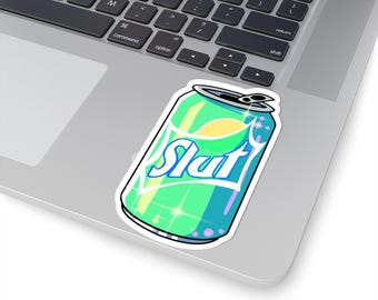 Könnte beinhalten: Ein Aufkleber mit einem Cartoon-Soda-Dosen-Design. Die Dose ist hauptsächlich grün mit blauen Akzenten und dem Wort "Slut" in einer stilisierten Schriftart. Der Aufkleber befindet sich auf einem Laptop.