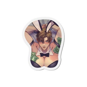 Könnte beinhalten: Ein Aufkleber mit einer Cartoon-Illustration einer Person, die ein schwarzes Kaninchenkostüm mit Fliege und Dollar-Scheinen trägt. Die Person hat braunes Haar und schaut in die Kamera.