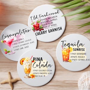Può includere: Un set di tre tazze in ceramica con finitura opaca e macchiettata. Le tazze sono nei toni del crema, grigio chiaro e grigio scuro. Ogni tazza ha un design semplice e minimalista.
