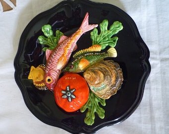 Assiette décorative vintage en barbotine théme poissons et crustacés de style Vallauris