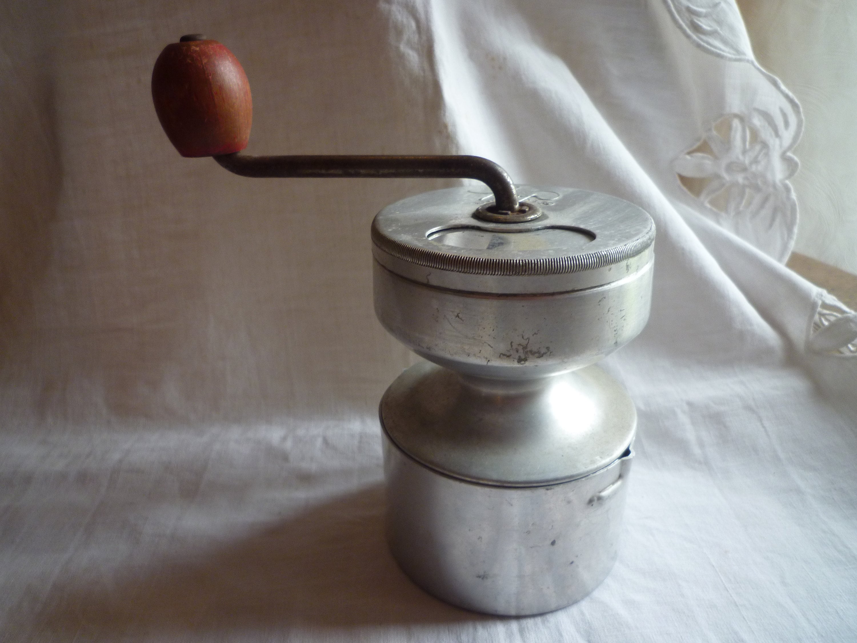 Moulin à Café Manuel en Aluminium Marque Hop 1950 - Manual Coffee Grinder in 1950
