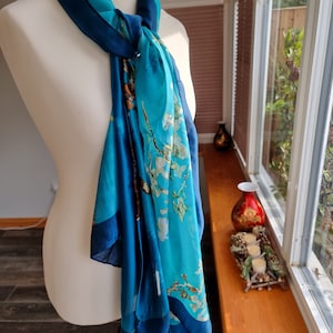 Écharpe en soie 100 % pure soie Van Gogh Turquoise Amandier en fleurs imprimé foulard en soie bleu Foulard en satin de soie de luxe image 4