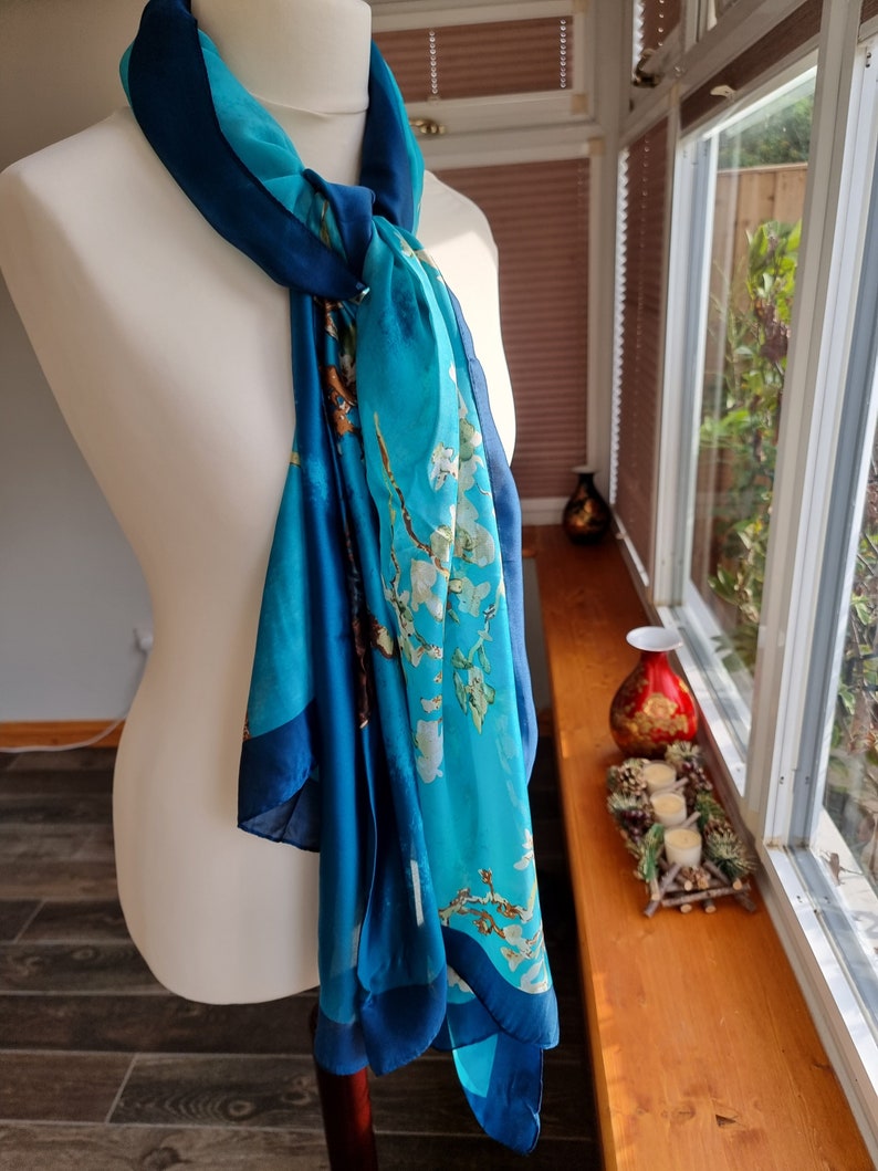 Écharpe en soie 100 % pure soie Van Gogh Turquoise Amandier en fleurs imprimé foulard en soie bleu Foulard en satin de soie de luxe image 4