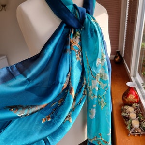 Écharpe en soie 100 % pure soie Van Gogh Turquoise Amandier en fleurs imprimé foulard en soie bleu Foulard en satin de soie de luxe image 6