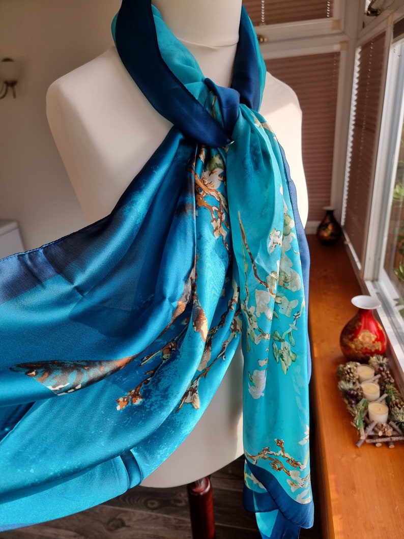 Écharpe en soie 100 % pure soie Van Gogh Turquoise Amandier en fleurs imprimé foulard en soie bleu Foulard en satin de soie de luxe image 6