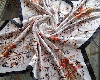 Écharpe de luxe élégante en satin de soie blanc crème avec des fleurs orange et des bords noirs