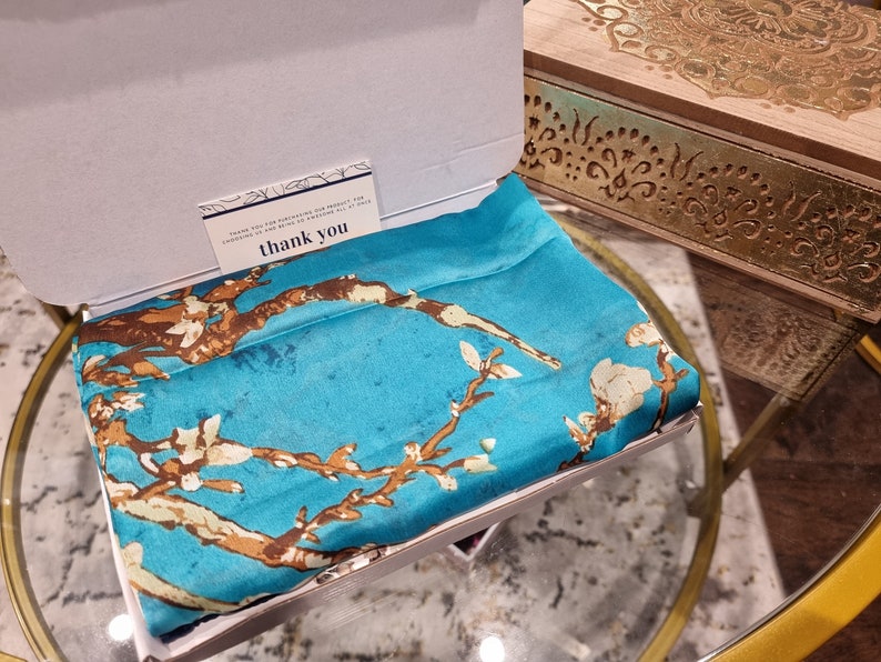 Écharpe en soie 100 % pure soie Van Gogh Turquoise Amandier en fleurs imprimé foulard en soie bleu Foulard en satin de soie de luxe image 2