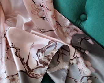 Foulard en satin de soie rose pâle et gris à fleurs