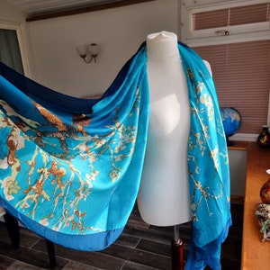 Écharpe en soie 100 % pure soie Van Gogh Turquoise Amandier en fleurs imprimé foulard en soie bleu Foulard en satin de soie de luxe image 5