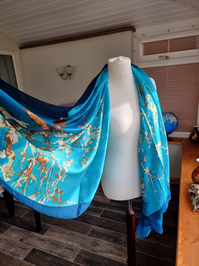 Écharpe en soie 100 % pure soie Van Gogh Turquoise Amandier en fleurs imprimé foulard en soie bleu Foulard en satin de soie de luxe image 5
