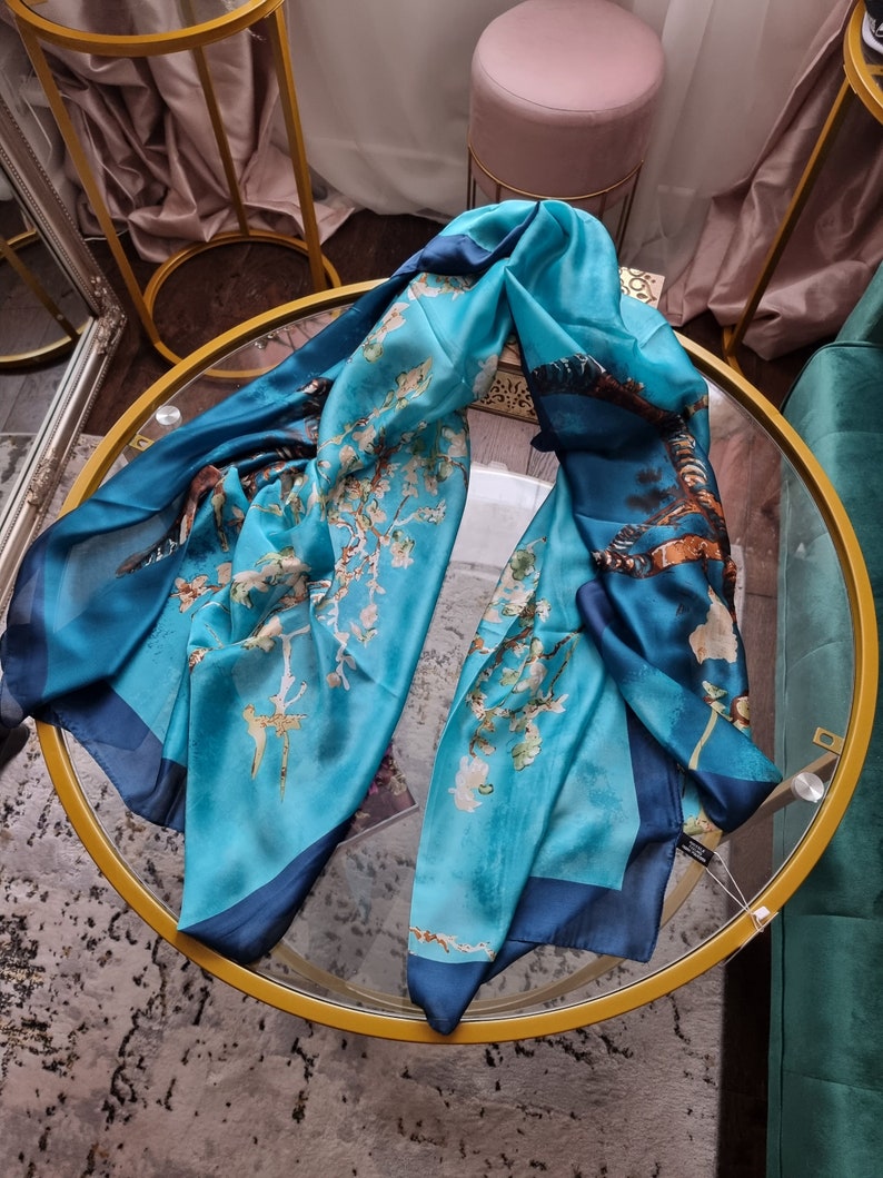 Écharpe en soie 100 % pure soie Van Gogh Turquoise Amandier en fleurs imprimé foulard en soie bleu Foulard en satin de soie de luxe image 3