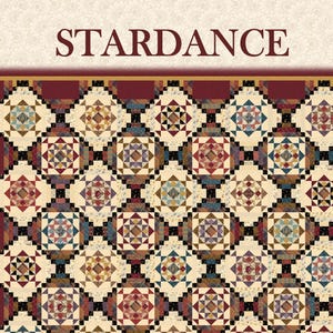 Op de afbeelding: Een quiltpatroon genaamd "Stardance" van Sew'n Wild Oaks, ontworpen door Lynn Wilder. De quilt heeft een herhalend patroon van sterren en vierkanten in tinten bruin, rood, blauw en crème.