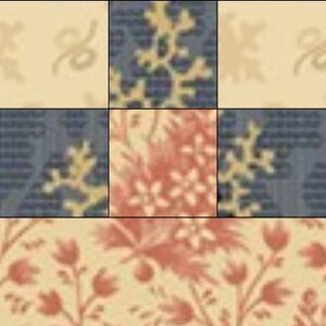 Op de afbeelding: Een quiltblok met een patchwork-ontwerp met verschillende bloemenpatronen in tinten blauw, rood en cr&egrave;me.