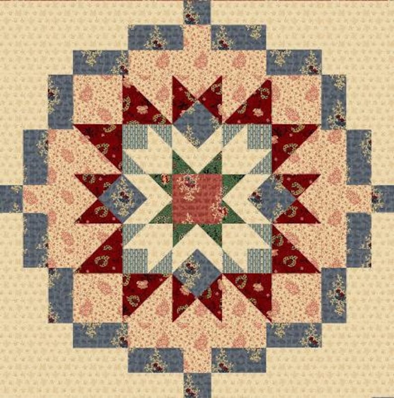 Op de afbeelding: Een quiltblok met een stervormig ontwerp in tinten rood, groen, blauw en cr&egrave;me. De ster is omgeven door kleinere vierkanten en driehoeken in een herhalend patroon.