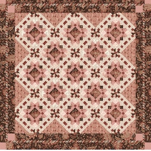 Peut inclure: Une courtepointe carrée avec un motif géométrique complexe dans les tons de marron, crème et rose. Le motif présente des formes de diamants, des motifs floraux et une bordure à motifs. Le patchwork complexe de la courtepointe crée une apparence riche et texturée.