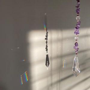 Amethyst Kristall Sonnenfänger | Prisma-Regenbogenmacher | Grooviges Wohndekor | Hängender Kristall | Boho-Zuhause | Regenbogen-Prisma-Sonnenfänger