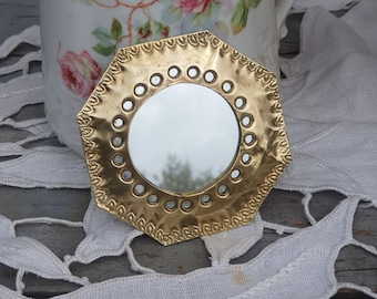 petit miroir de poche forme hexagonal en laiton martelé - miroir vintage métal doré vers 1980 - small miror glass