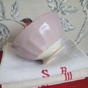 Französische Kaffeeschale aus violetter Keramik – Antike violette Porzellanschale auf Fuß