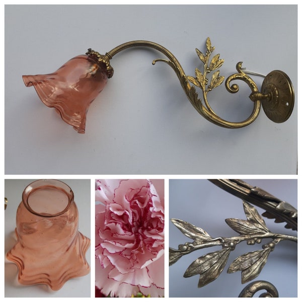 applique murale en bronze avec abat jour en verre rose poudré shabby chic XIX ème siècle luminaire de charme