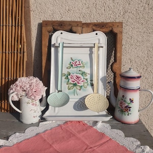 Pichet En Métal Style Shabby Chic - Rose Rouge - Hauteur 15 Cm - Décoration Mariage, Cuisine Vintage, Centre De Table