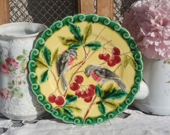 assiette antique en barbotine de Sarreguemines - plaque murale français vintage majolique décor d'oiseaux et cerises vers 1900