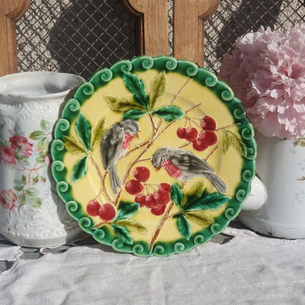 assiette antique en barbotine de Sarreguemines - plaque murale français vintage majolique décor d'oiseaux et cerises vers 1900