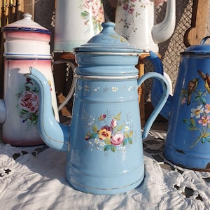 Caffettiera in lamiera smaltata blu decorata con rose e viole del pensiero - caffettiera da cucina belga in metallo - caffettiera antica circa 1920 - caffettiera a filtro smaltata a forma di fiore