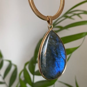 Porte-clés en cristal / Porte-clés en cristal. Fabriqué avec du cristal de labradorite naturel. Prêt à offrir dans une boîte cadeau emballée avec un noeud. Cadeaux en cristal pour elle.