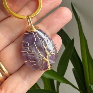 Llavero de cristal de amatista: diseño de árbol de la vida con alambre dorado, ¡piedra calmante y protectora!