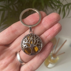 Porte-clés/porte-clés en cristal. Cristal naturel oeil de tigre dans un motif arbre de vie argenté. Prêt à offrir dans une boîte cadeau emballée avec un noeud. Cadeaux de cristal