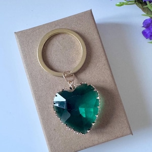 Porte-clés / porte-clés coeur en verre. Porte-clés en forme de coeur en verre vert émeraude. Prêt à offrir dans une boîte cadeau emballée avec un noeud. Cadeaux pour elle.