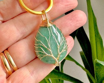 Chaveiro Árvore da Vida em Aventurina Verde com Arame Envolto: Cristal da Sorte, Amuleto da Sorte