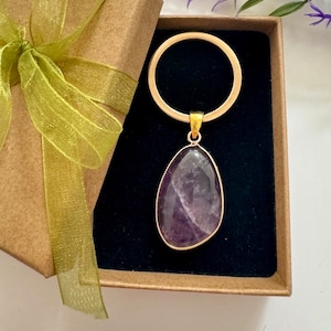 Amethyst Kristall Schlüsselanhänger. Hergestellt aus natürlichen Amethyst-Kristall. Fertig zum Verschenken in einer Geschenkschachtel mit Schleife. Kristall Geschenke für Sie.