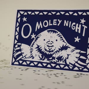 Tarjeta navideña hecha a mano con un solo motivo: O holy night, un topo único impreso en linograbado azul, un divertido animal con arte navideño de Moley
