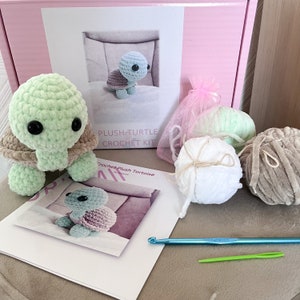 Puede incluir: Un kit de crochet para hacer una tortuga de peluche con hilo verde, blanco y beige, un gancho de crochet e instrucciones. El kit incluye un patr&oacute;n para una tortuga de peluche.