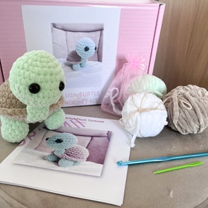Puede incluir: Un kit de crochet para hacer una tortuga de peluche. El kit incluye hilo de color verde, blanco y beige, un gancho de crochet e instrucciones. El kit tambi&eacute;n incluye una peque&ntilde;a tortuga de crochet azul y verde.