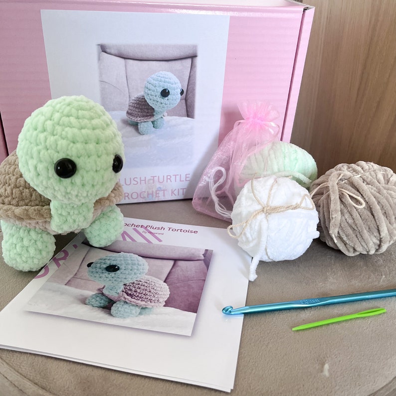 Puede incluir: Un kit de crochet para hacer una tortuga de peluche. El kit incluye hilo de color verde, blanco y beige, un gancho de crochet e instrucciones. El kit tambi&eacute;n incluye una peque&ntilde;a tortuga de crochet azul y verde.