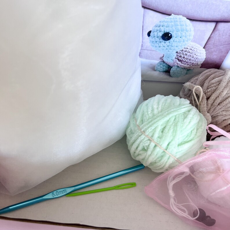 Puede incluir: Un kit de crochet con una bola de hilo verde claro, una bolsa de malla rosa, una tortuga de crochet azul claro, un gancho de crochet verde y un gancho de crochet de 5,0 mm.