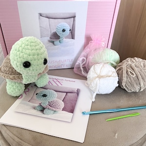 Puede incluir: Un kit de crochet para hacer una tortuga de peluche. El kit incluye hilo de color verde, blanco y marr&oacute;n, un gancho de crochet e instrucciones. El kit tambi&eacute;n incluye una peque&ntilde;a tortuga de peluche terminada en azul claro y marr&oacute;n.