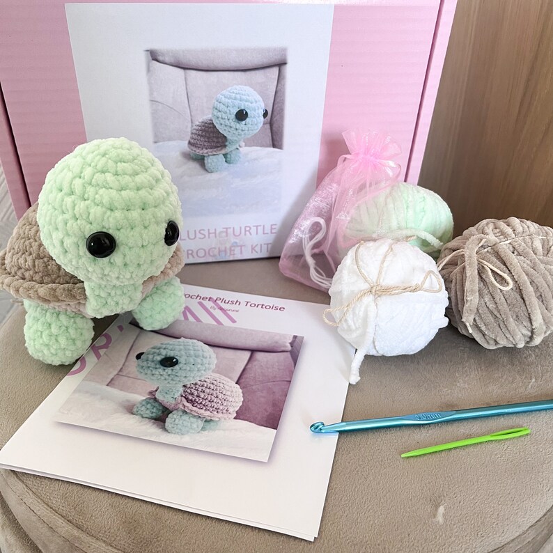 Puede incluir: Un kit de crochet para hacer una tortuga de peluche. El kit incluye hilo de color verde, blanco y marr&oacute;n, un gancho de crochet e instrucciones. El kit tambi&eacute;n incluye una peque&ntilde;a tortuga de peluche terminada en azul claro y marr&oacute;n.