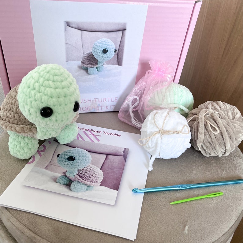 Puede incluir: Un kit de crochet para hacer una tortuga de peluche. El kit incluye hilo de color verde, blanco y marr&oacute;n, un gancho de crochet e instrucciones. El kit tambi&eacute;n incluye una peque&ntilde;a tortuga de crochet azul y rosa.