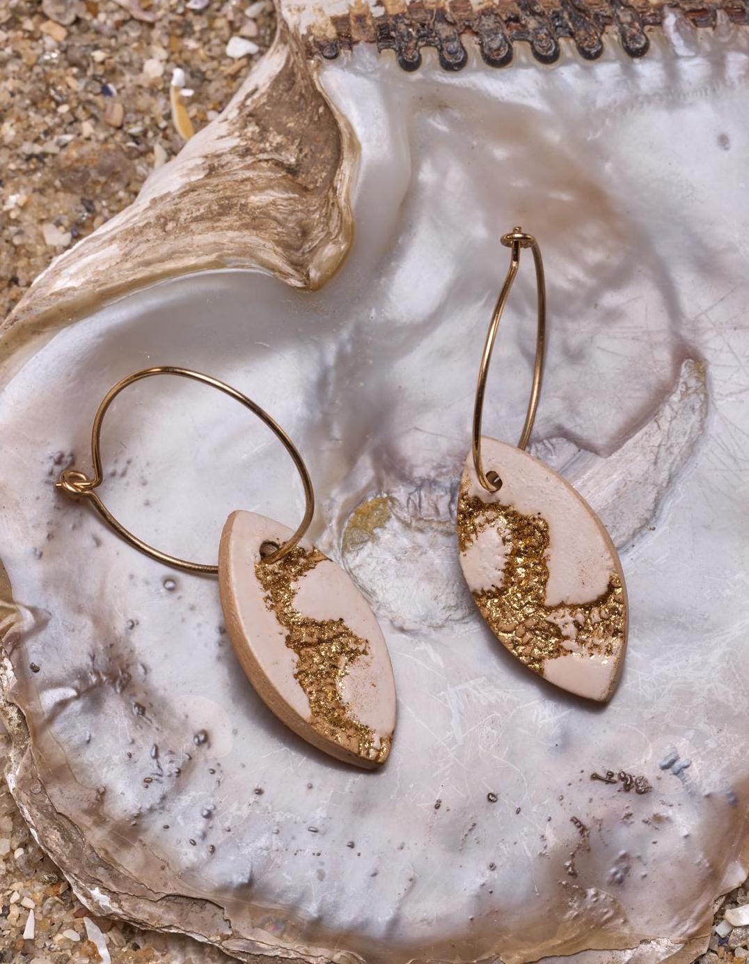 Boucles D’oreilles Blanches Pampilles Corail - Artisanat - Neuf Avec étiquettes